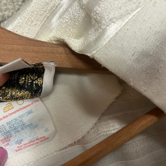 Joseph Ribkoff vintage size 8 White and Gold Cropped Blazer w horse bite clasps - Picture 15 of 15